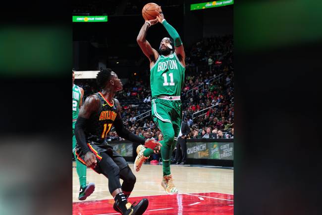 O jogador do Boston Celtics, Kyrie Irving, durante partida contra o Atlanta Hawks - 18/11/2017
