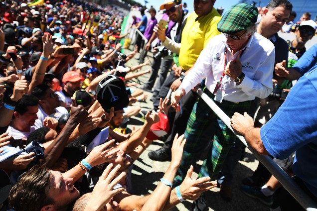 O ex-piloto Jackie Stewart cumprimenta fãs durante o GP do Brasil, no Autódromo de Interlagos