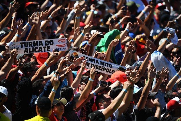 Público acompanha pódio do vencedor do Grande Prêmio do Brasil de Fórmula 1 , no Autódromo de Interlagos