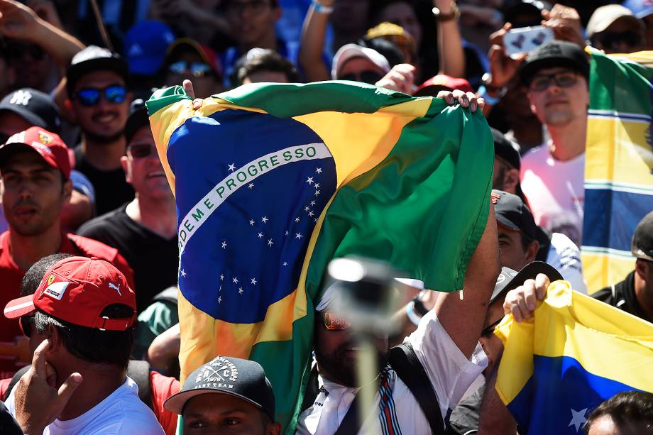 Público acompanha pódio do vencedor do Grande Prêmio do Brasil de Fórmula 1 , no Autódromo de Interlagos