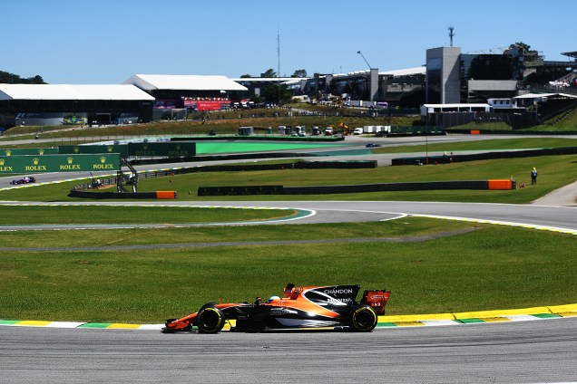 O piloto espanhol Fernando Alonso, da McLaren, durante o Grande Prêmio do Brasil em Interlagos - 12/11/2017