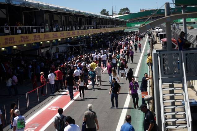 Movimentação nos boxes antes da largada do GP do Brasil, no Autódromo de Interlagos