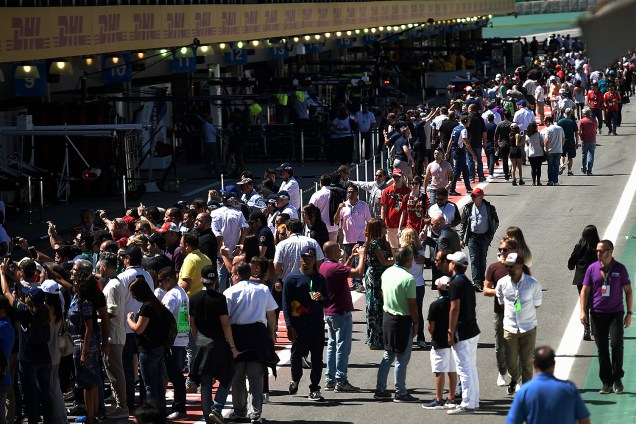 Movimentação nos boxes antes da largada do GP do Brasil, no Autódromo de Interlagos