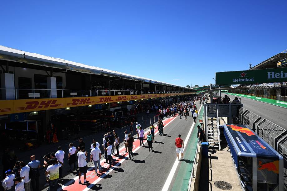 Movimentação nos boxes antes da largada do GP do Brasil, no Autódromo de Interlagos