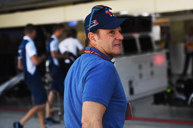 O piloto Rubens Barrichello caminha pelos boxes antes da largada d