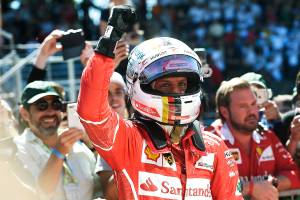 O piloto alemão Sebastian Vettel , da Ferrari, comemora sua vitória no Grande Prêmio do Brasil de Fórmula 1 , no Autódromo de Interlagos