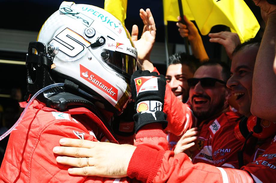 O piloto alemão Sebastian Vettel, da Ferrari, comemora sua vitória no Grande Prêmio do Brasil de Fórmula 1 , no Autódromo de Interlagos