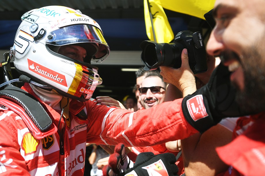 O piloto alemão Sebastian Vettel, da Ferrari, comemora sua vitória no Grande Prêmio do Brasil de Fórmula 1 , no Autódromo de Interlagos