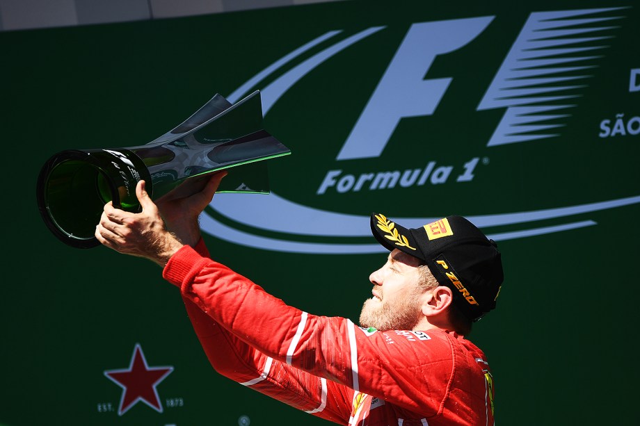 O piloto alemão Sebastian Vettel, da Ferrari, comemora sua vitória no Grande Prêmio do Brasil de Fórmula 1 , no Autódromo de Interlagos