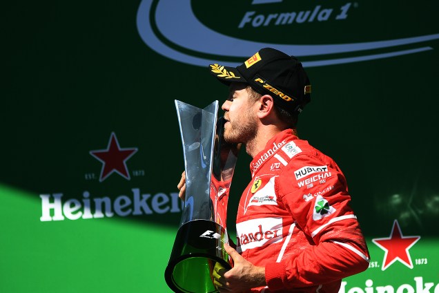 O piloto alemão Sebastian Vettel, da Ferrari, comemora sua vitória no Grande Prêmio do Brasil de Fórmula 1 , no Autódromo de Interlagos