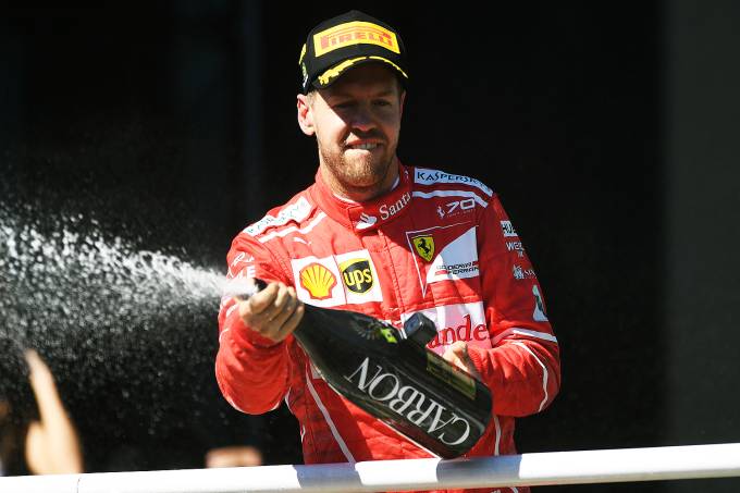 O piloto alemão Sebastian Vettel , da Ferrari, comemora sua vitória no Grande Prêmio do Brasil de Fórmula 1 , no Autódromo de Interlagos