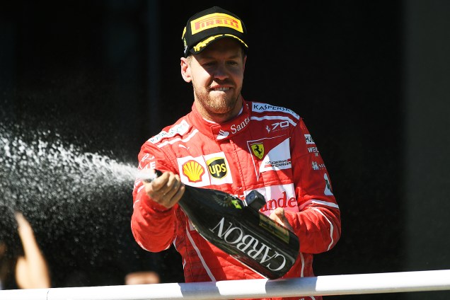 O piloto alemão Sebastian Vettel, da Ferrari, comemora sua vitória no Grande Prêmio do Brasil de Fórmula 1 , no Autódromo de Interlagos