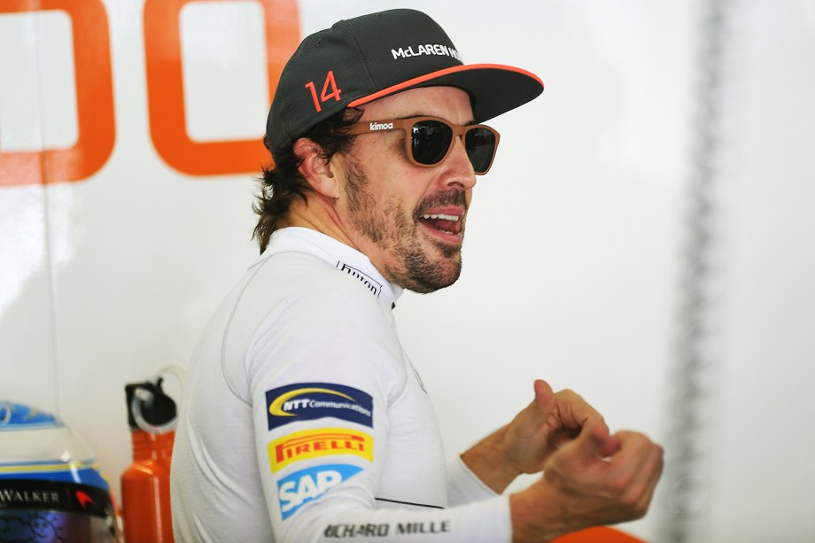 O piloto espanhol Fernando Alonso, da McLaren, durante primeiro dia de treino livre para o Grande Prêmio do Brasil em Interlagos - 10/11/2017