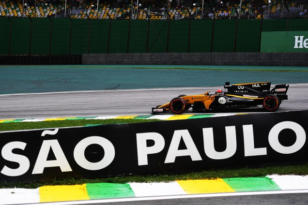 O piloto alemão Nico Hülkenberg, da Renault, durante primeiro dia de treino livre para o Grande Prêmio do Brasil em Interlagos - 10/11/2017