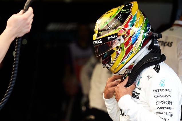 O piloto Lewis Hamilton, da Mercedes, durante primeiro dia de treino livre para o Grande Prêmio do Brasil em Interlagos - 10/11/2017