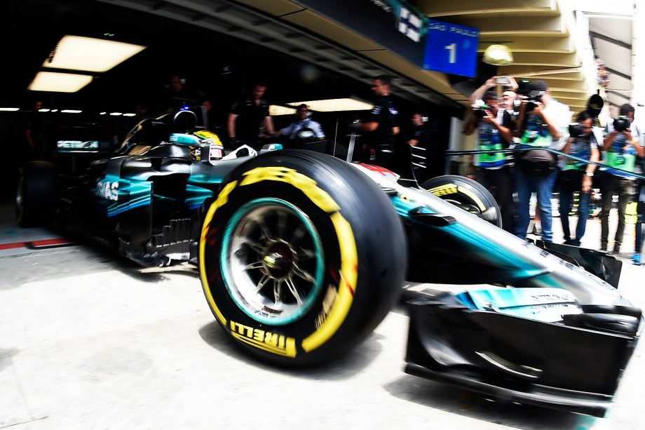 O piloto Lewis Hamilton, da Mercedes, durante primeiro dia de treino livre para o Grande Prêmio do Brasil em Interlagos - 10/11/2017