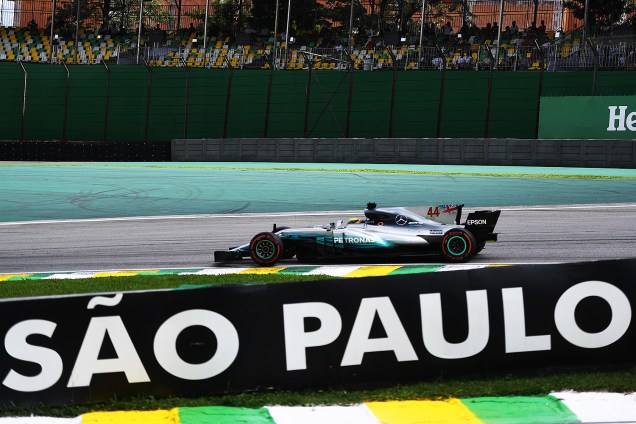 O piloto Lewis Hamilton, da Mercedes, durante primeiro dia de treino livre para o Grande Prêmio do Brasil em Interlagos - 10/11/2017