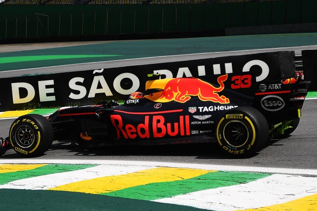 O piloto Max Verstappen, da Red Bull Racing, durante primeiro dia de treino livre para o Grande Prêmio do Brasil em Interlagos - 10/11/2017