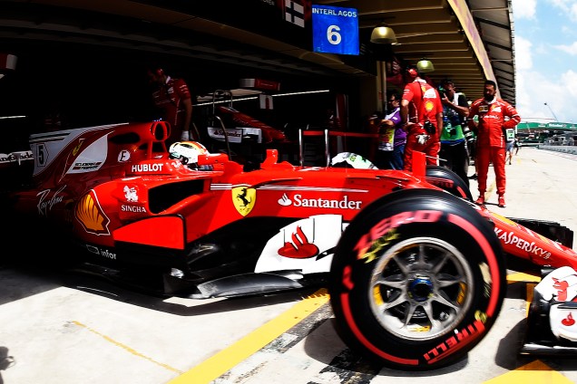 O piloto alemão Sebastian Vettel, da Ferrari, durante primeiro dia de treino livre para o Grande Prêmio do Brasil em Interlagos - 10/11/2017