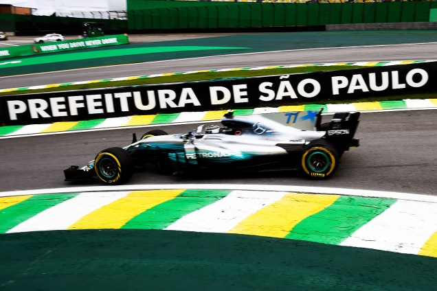O piloto finlandês Valtteri Bottas da Mercedes durante primeiro dia de treino livre para o Grande Prêmio do Brasil em Interlagos - 10/11/2017