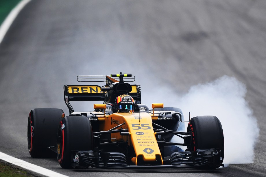 O piloto Carlos Sainz, da Renault, durante o segundo dia de treino livre para o Grande Prêmio do Brasil em Interlagos - 11/11/2017