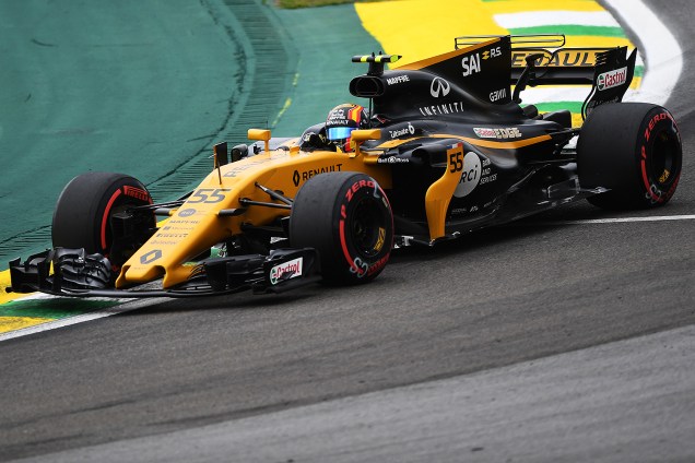 O piloto Carlos Sainz, da Renault, durante o segundo dia de treino livre para o Grande Prêmio do Brasil em Interlagos - 11/11/2017