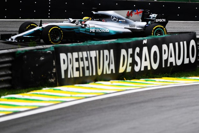 O piloto Lewis Hamilton, da Mercedes, durante segundo dia de treino livre para o Grande Prêmio do Brasil, no Autódromo de Interlagos - 11/11/2017