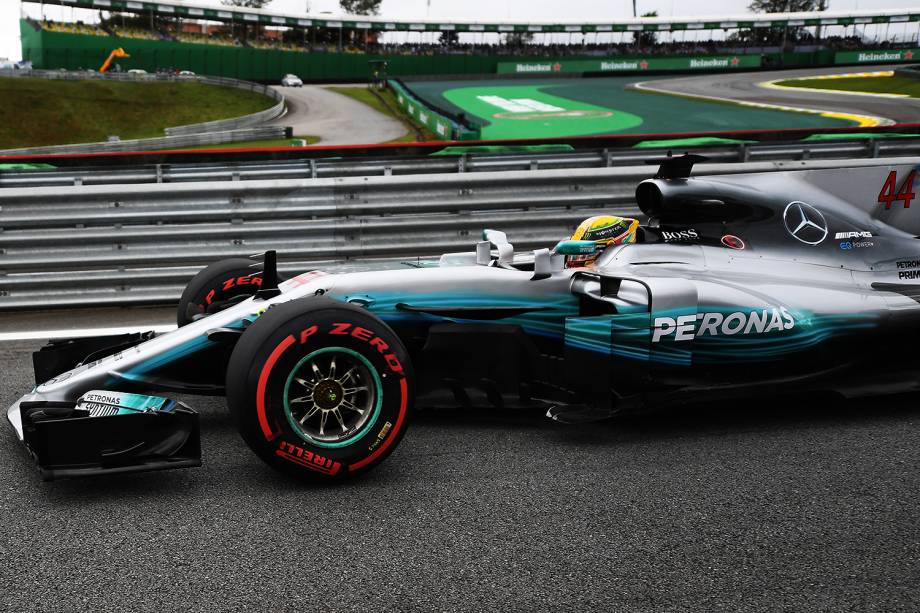 O piloto Lewis Hamilton, da Mercedes, durante segundo dia de treino livre para o Grande Prêmio do Brasil, no Autódromo de Interlagos - 11/11/2017