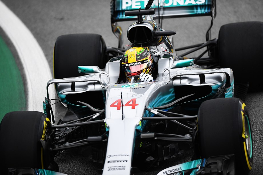 O piloto Lewis Hamilton, da Mercedes, durante segundo dia de treino livre para o Grande Prêmio do Brasil, no Autódromo de Interlagos - 11/11/2017