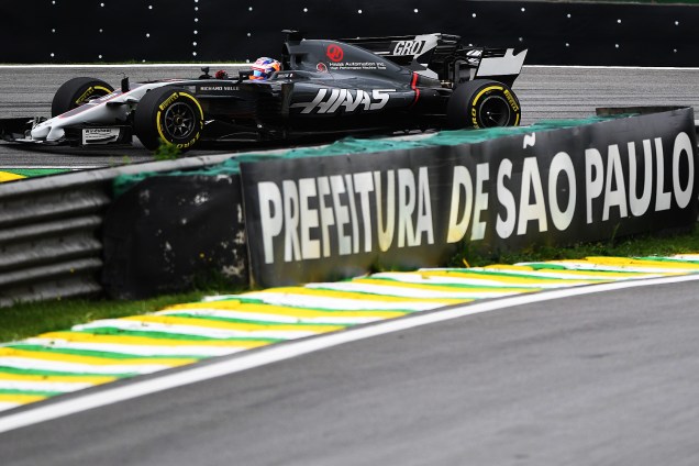 O piloto suíço Romain Grosjean, da Haas, durante segundo dia de treino livre para o Grande Prêmio do Brasil, no Autódromo de Interlagos - 11/11/2017