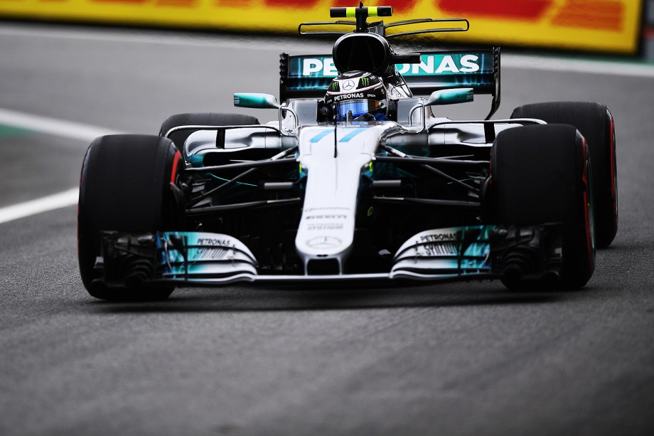 O piloto finlandês Valtteri Bottas, da Mercedes, durante segundo dia de treino livre para o Grande Prêmio do Brasil, no Autódromo de Interlagos - 11/11/2017