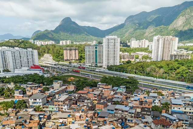 Legado dos jogos - Favela cresce ao lado dos prédios da Vila Olímpica, no Rio