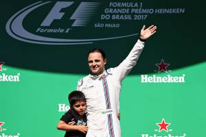Felipe Massa se despede ao lado de seu filho, após seu último GP no Brasil