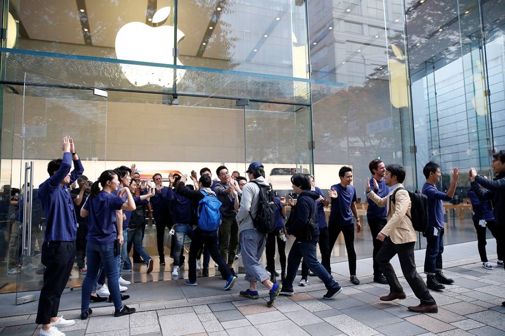 Clientes fazem fila para comprar o novo iPhone X, em Tóquio, no Japão