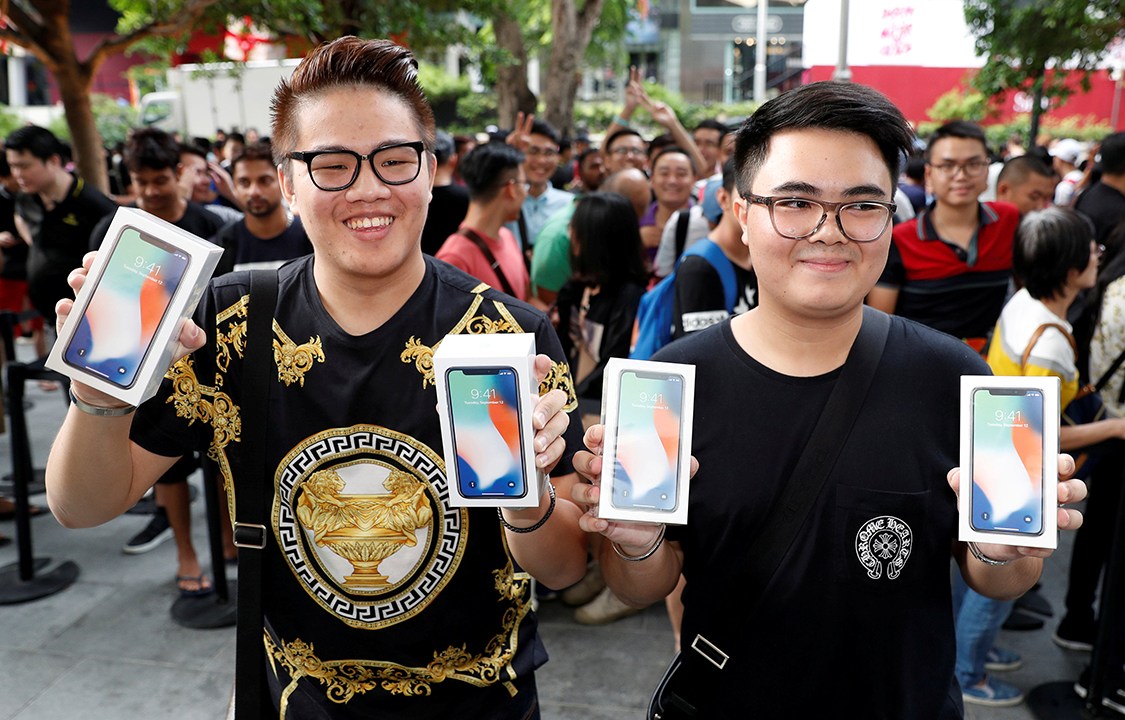 Jovens tailandeses são os primeiros a comprarem o novo iPhone X, em Bangcoc