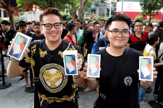 Jovens tailandeses são os primeiros a comprarem o novo iPhone X, em Bangcoc - 03/11/2017