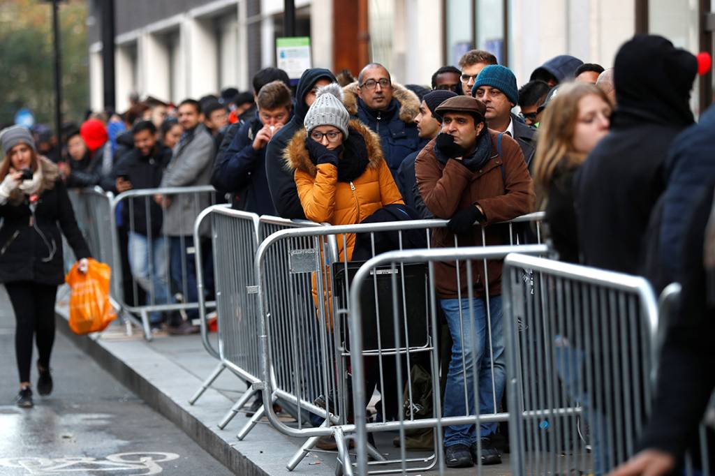 Clientes fazem fila para comprar o novo iPhone X, em Londres, na Inglaterra