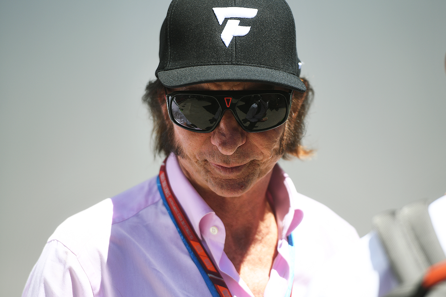 O ex-piloto Emerson Fittipaldi &eacute; visto nos boxes antes da largada do GP do Brasil, no Aut&oacute;dromo de Interlagos