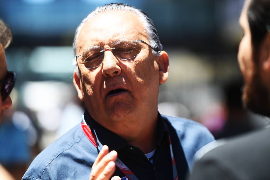 O narrador Galvão Bueno caminha pelos boxes antes da largada do GP do Brasil, no Autódromo de Interlagos