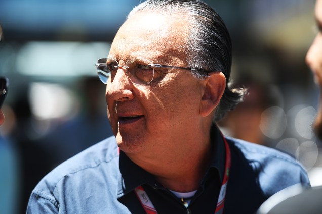 O narrador Galvão Bueno caminha pelos boxes antes da largada do GP do Brasil, no Autódromo de Interlagos