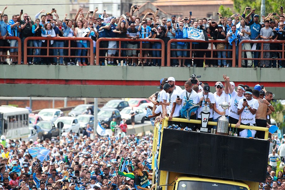 O técnico Renato Gaúcho exibe a taça do tri da Libertadores durante carreata do Grêmio pelas ruas de Porto Alegre - 30/11/2017