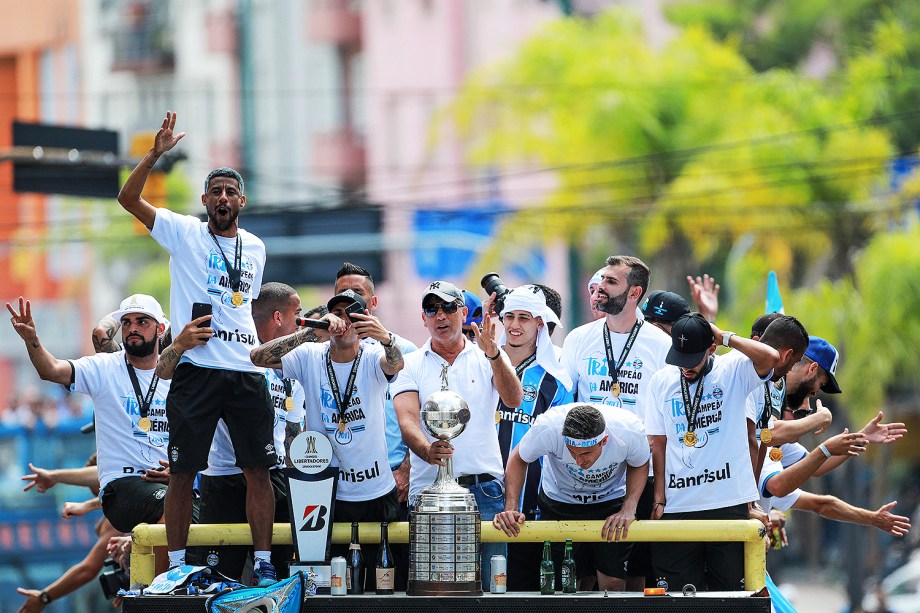 O técnico Renato Gaúcho exibe a taça do tri da Libertadores durante carreata do Grêmio pelas ruas de Porto Alegre - 30/11/2017