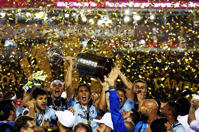 Jogadores do Grêmio levantam a taça da Copa Libertadores da América, após vencerem o Lanús, na Argentina - 29/11/2017 Jogadores do Grêmio levantam a taça da Copa Libertadores da América, após vencerem o Lanús, na Argentina - 29/11/2017
