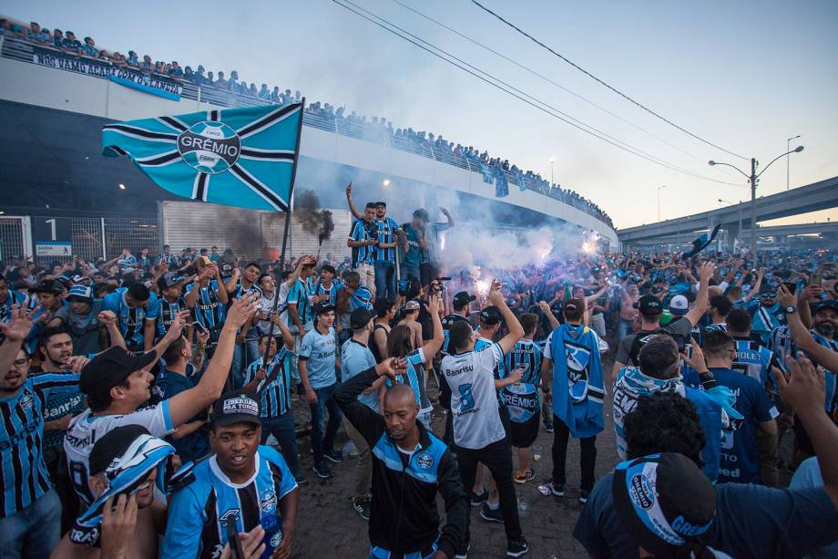 Torcedores do Grêmio recepcionam jogadores antes da partida contra o Lanús, em Porto Alegre