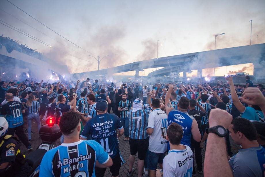 Torcedores do Grêmio recepcionam jogadores antes da partida contra o Lanús, em Porto Alegre