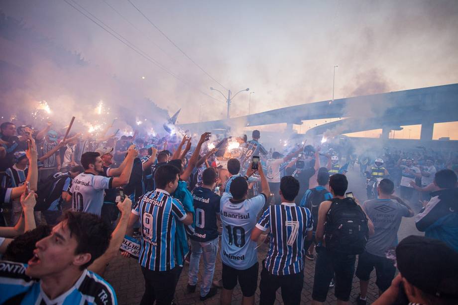 Torcedores do Grêmio recepcionam jogadores antes da partida contra o Lanús, em Porto Alegre