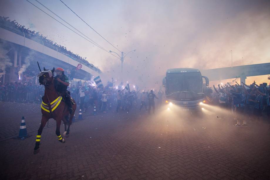 Torcedores do Grêmio recepcionam jogadores antes da partida contra o Lanús, em Porto Alegre