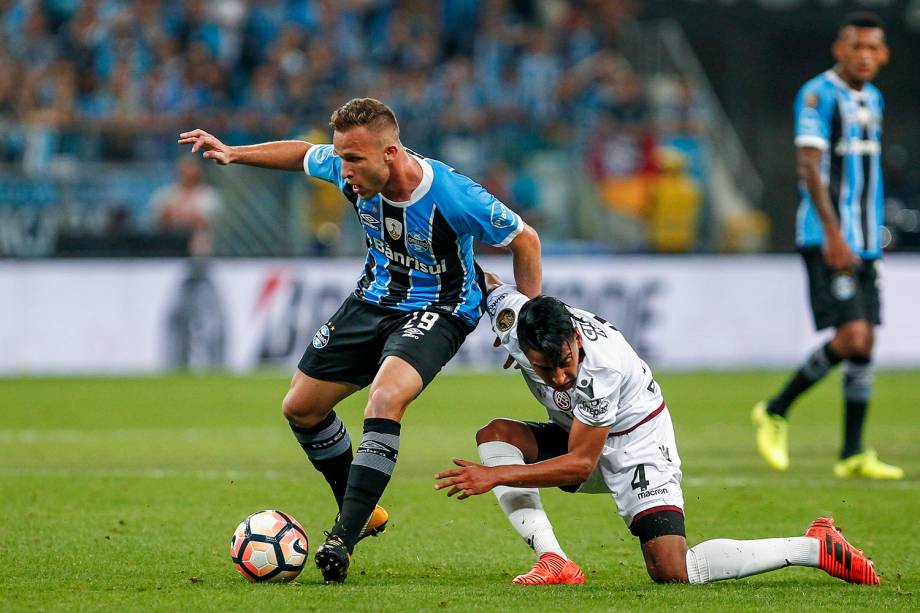 Lance na partida entre Grêmio e Lanús, pela primeira partida da final da Libertadores, em Porto Alegre