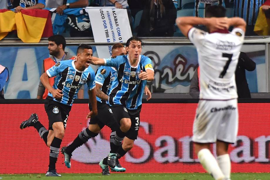 Cícero, do Grêmio, comemora após marcar contra o Lanús, em Porto Alegre