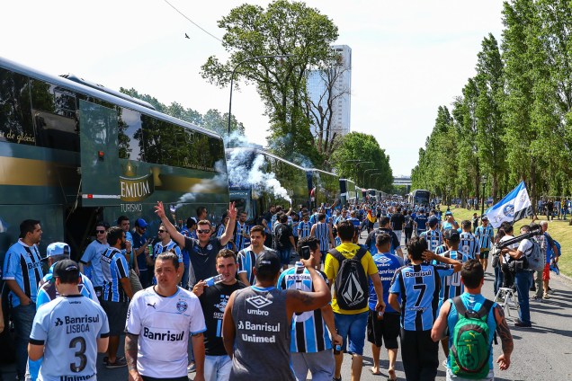 Torcedores do Grêmio caminham até o estádio La Fortaleza, antes da partida contra o Lanús, na Argentina